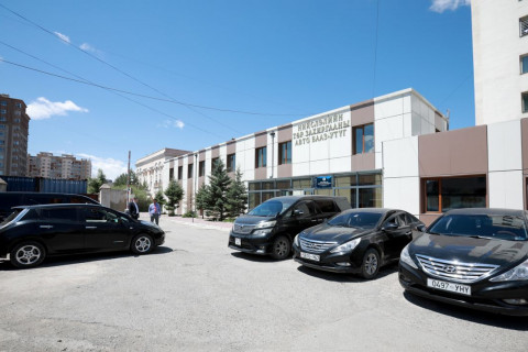 Нийслэлийн албан тушаалтнуудын автомашиныг хурааж эхэллээ