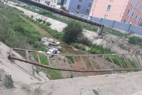 Үерийн далан хогондоо дарагдан өмхийрч байна