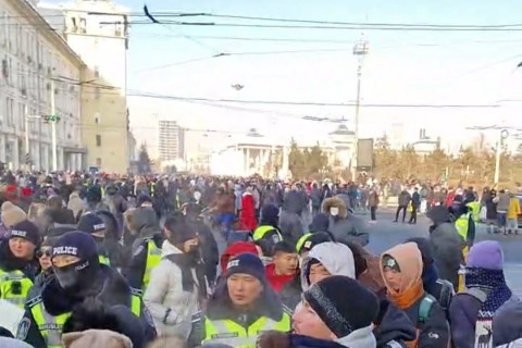 Төв талбайд жагссан иргэд Төрийн ордон руу дайрснаас болж нэг хүний бие муудлаа