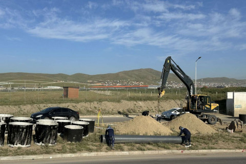 Тахилтын нүхэн гарцад ус зайлуулах шугам хоолой угсарч эхэллээ