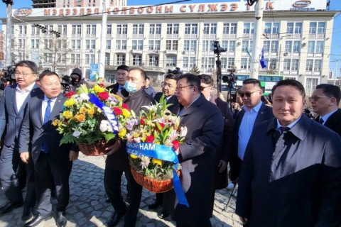 АН нэгдмэл санаатай болж буйгаа илэрхийлж С.Зоригийн хөшөөнд цэцэг өргөв