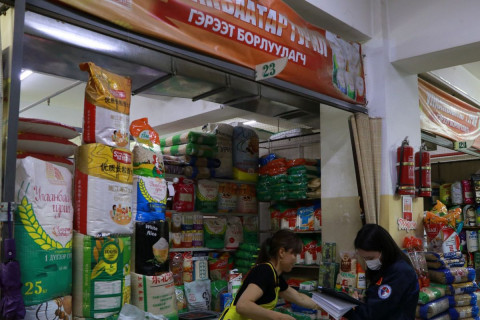 Лангуун дээрх үнэ кассаас зөрдөг эсэхийг шалгаж байна