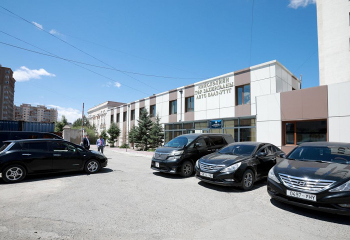 Нийслэлийн албан тушаалтнуудын автомашиныг хурааж эхэллээ