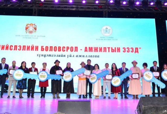 65 дугаар сургуулийн багш Ж.Отгонбаяр, Г.Эрдэнэчимэг нарт түрээслээд өмчлөх орон сууцтай боллоо