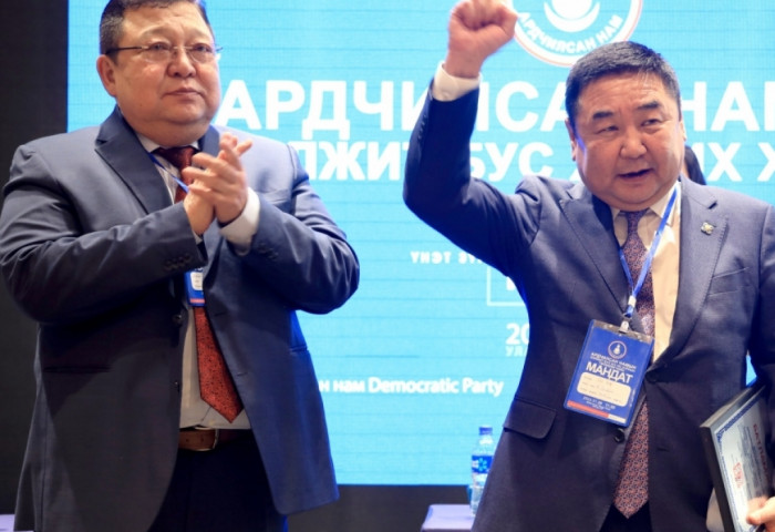С.Эрдэнэ Д.Ганбатад намын тамгаа атгуулсангүй