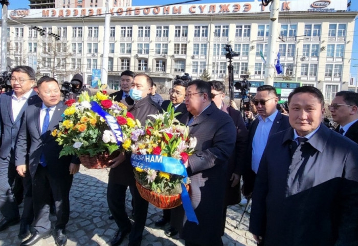 АН нэгдмэл санаатай болж буйгаа илэрхийлж С.Зоригийн хөшөөнд цэцэг өргөв