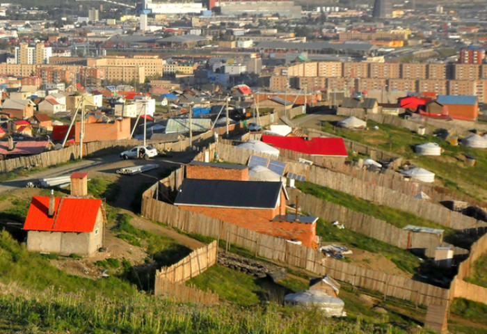 Улаанбаатарт түр зуурын бороотой