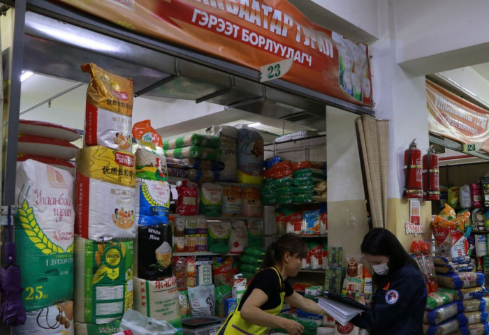 Лангуун дээрх үнэ кассаас зөрдөг эсэхийг шалгаж байна