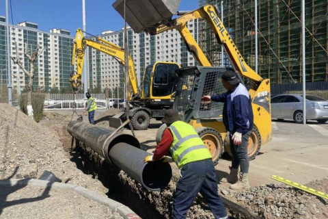 Төв цэнгэлдэх хүрээлэнгийн гадна талбайд ус зайлуулах шугам угсарч байна Төв цэнгэлдэх хүрээлэнгийн гадна талбайд ус зайлуулах шугам угсарч байна