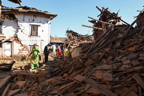Балбад газар хөдөлж 150 гаруй хүн амиа алдлаа